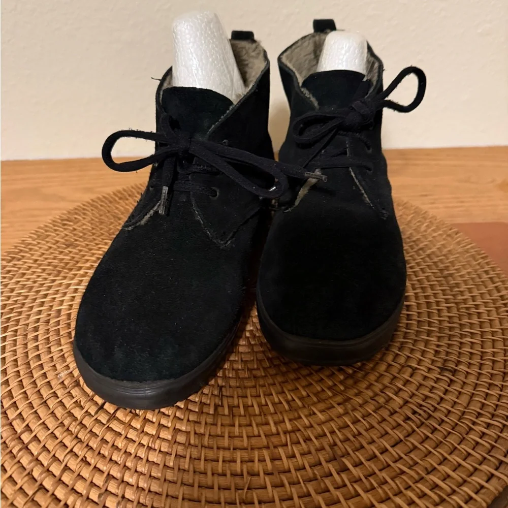 Heritage Suede Boots Black Footwear with Soft Lining